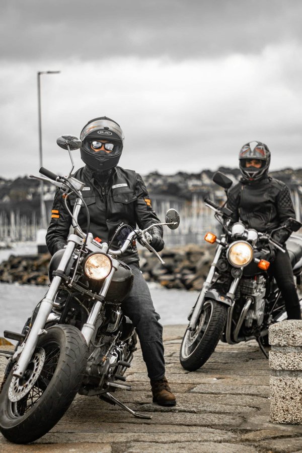 Comment choisir un intercom Bluetooth pour la communication entre plusieurs motards sur une balade en groupe ?